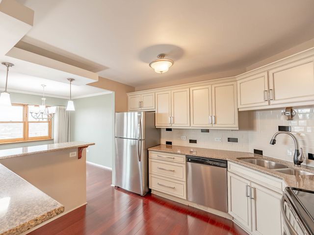 141 N La Grange Road 801, La Grange, IL 60525