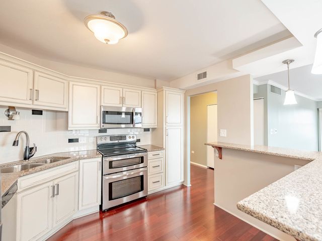 141 N La Grange Road 801, La Grange, IL 60525