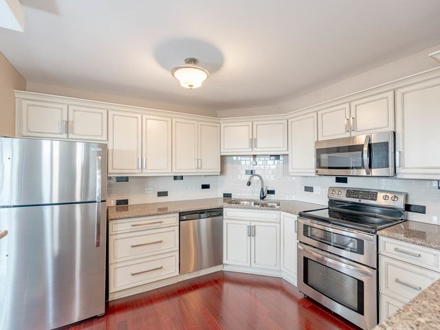 141 N La Grange Road 801, La Grange, IL 60525