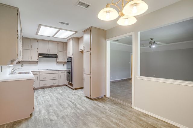 2400 Westpark Way Circle, Euless, TX 76040