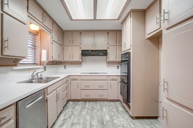 2400 Westpark Way Circle, Euless, TX 76040