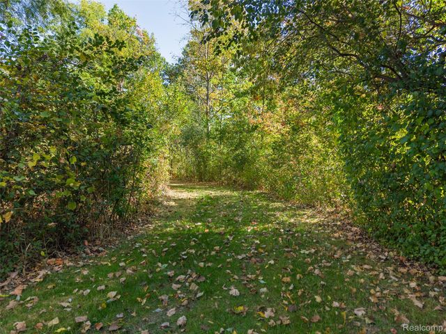 508 Woodstone Court, White Lake Charter Township, MI 48386