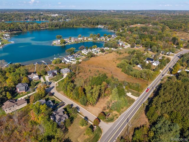 508 Woodstone Court, White Lake Charter Township, MI 48386