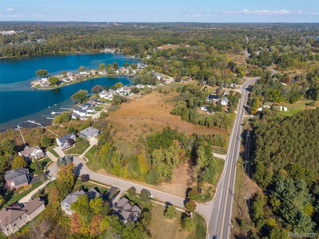 508 Woodstone Court, White Lake Charter Township, MI 48386