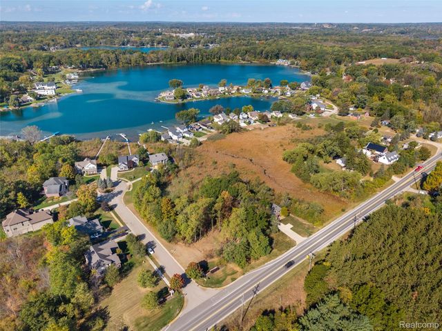 508 Woodstone Court, White Lake Charter Township, MI 48386