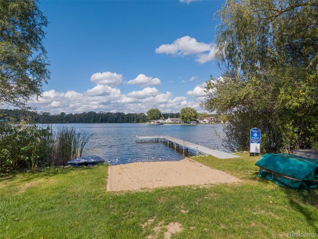 508 Woodstone Court, White Lake Charter Township, MI 48386