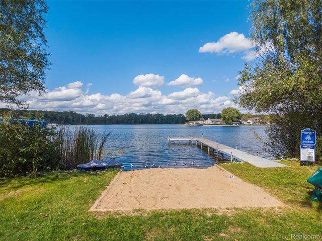 508 Woodstone Court, White Lake Charter Township, MI 48386