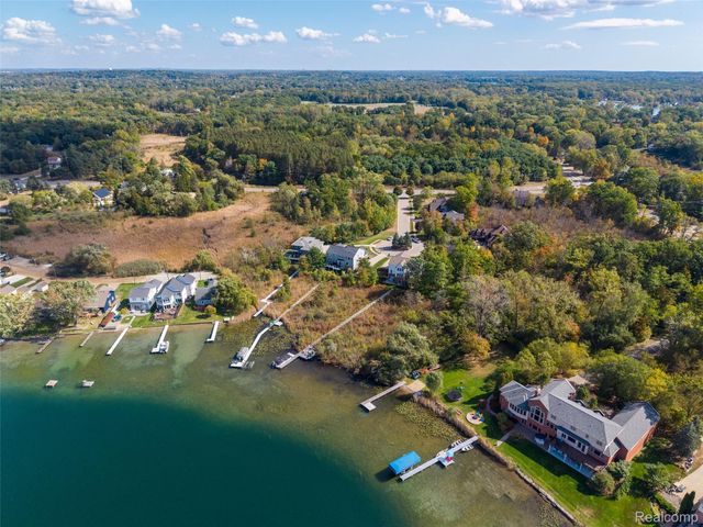 508 Woodstone Court, White Lake Charter Township, MI 48386