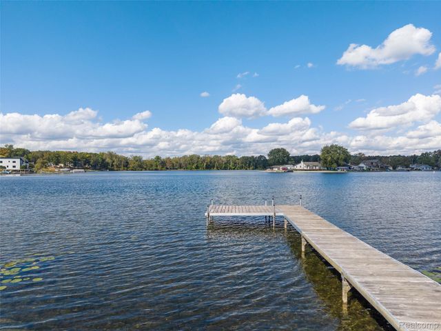 508 Woodstone Court, White Lake Charter Township, MI 48386