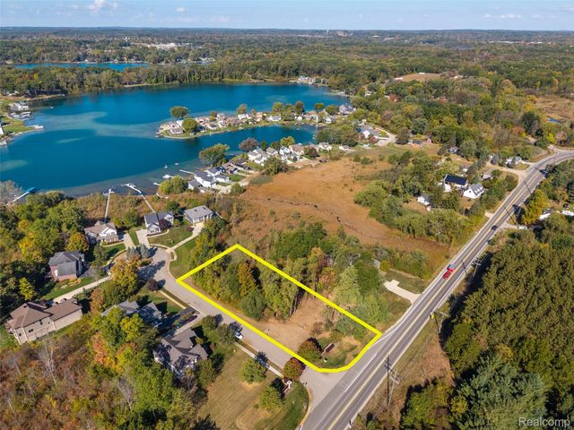 508 Woodstone Court, White Lake Charter Township, MI 48386