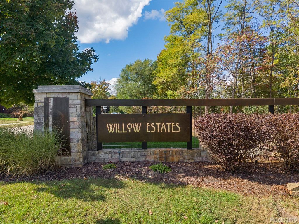 508 Woodstone Court, White Lake Charter Township, MI 48386