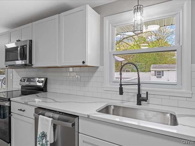 205 Park Lane, Clay, NY 13212