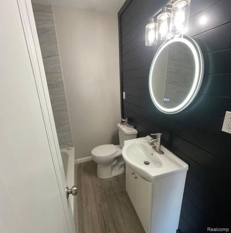 20661 Washtenaw Street, Harper Woods, MI 48225