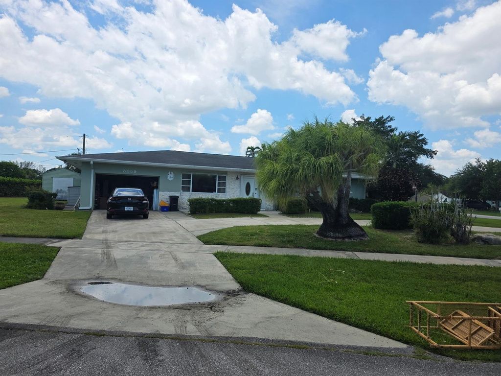 Image 1 of property listing at 3059 W Medinah Cir Circle W, Lake Worth, FL 33467