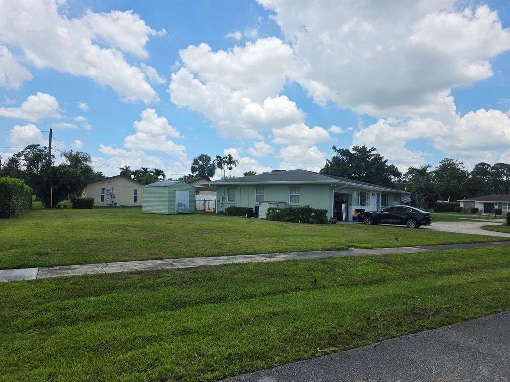Image 2 of property listing at 3059 W Medinah Cir Circle W, Lake Worth, FL 33467