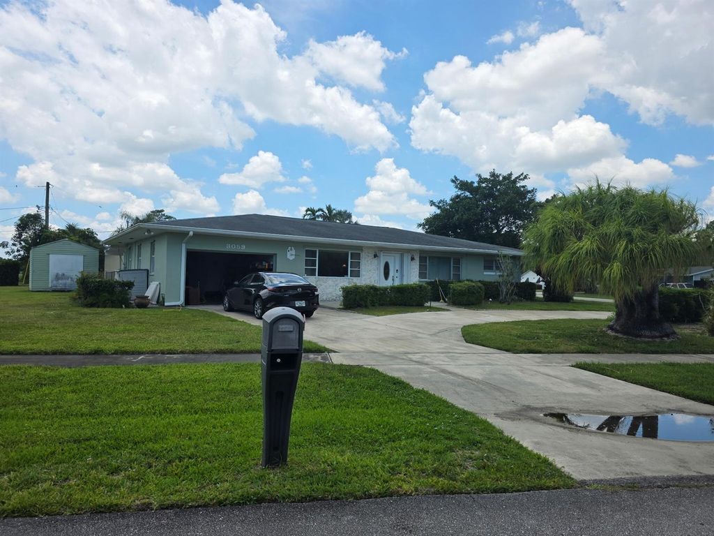 Image 3 of property listing at 3059 W Medinah Cir Circle W, Lake Worth, FL 33467
