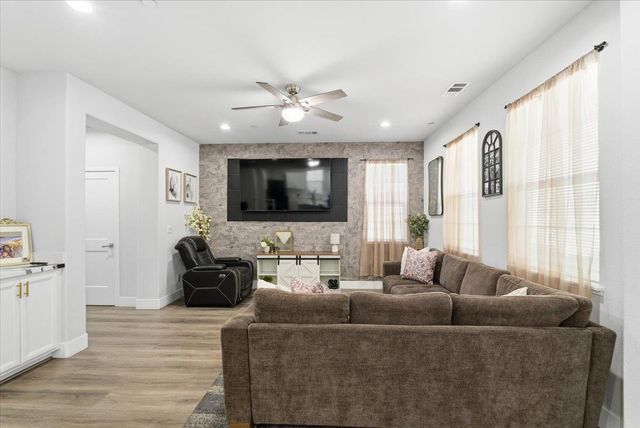 1711 Bella Lago Dr, Stockton, CA 95206