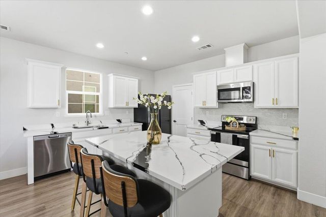 1711 Bella Lago Dr, Stockton, CA 95206