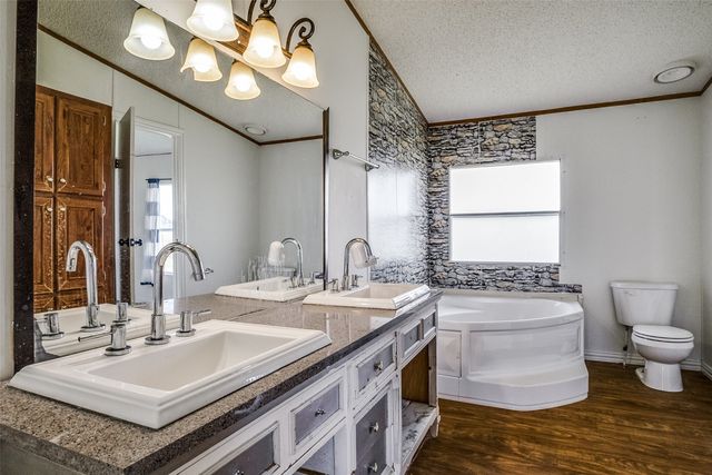 5705 N Sunchase Drive, Granbury, TX 76049