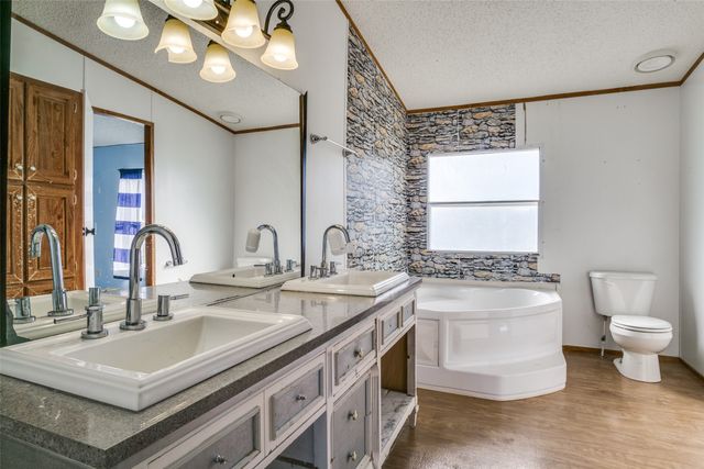 5705 N Sunchase Drive, Granbury, TX 76049