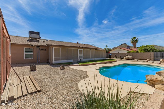 2902 E CLAIRE Drive, Phoenix, AZ 85032