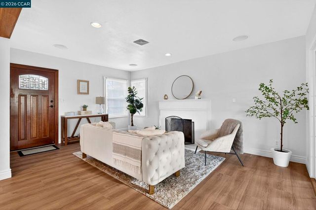 7333 7333 Sunkist Dr, Oakland, CA 94605