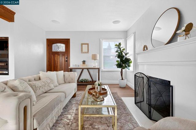 7333 7333 Sunkist Dr, Oakland, CA 94605