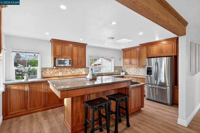 7333 7333 Sunkist Dr, Oakland, CA 94605