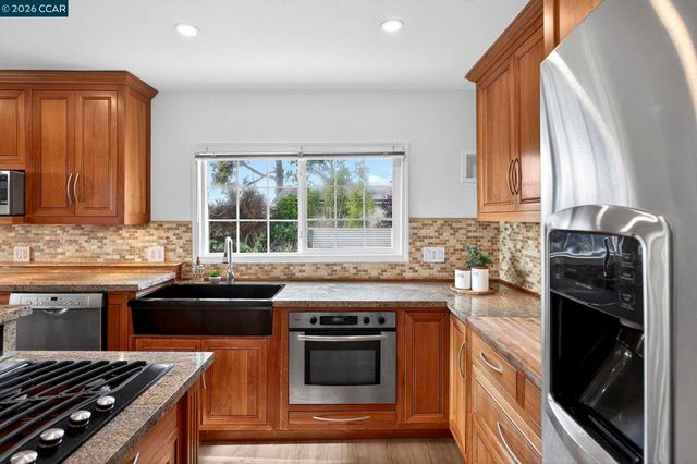 7333 7333 Sunkist Dr, Oakland, CA 94605