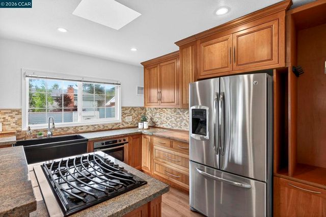 7333 7333 Sunkist Dr, Oakland, CA 94605