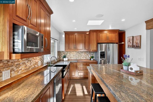 7333 7333 Sunkist Dr, Oakland, CA 94605