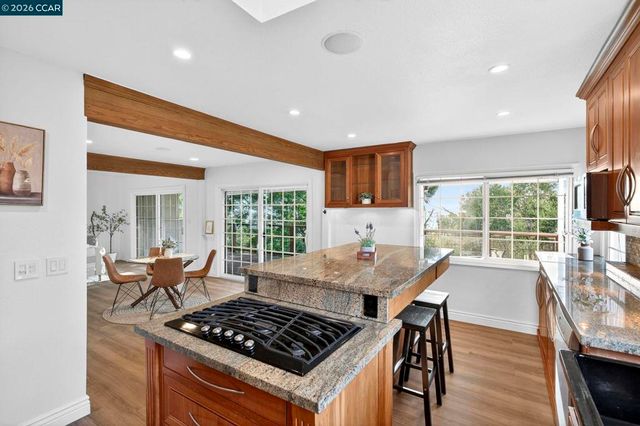 7333 7333 Sunkist Dr, Oakland, CA 94605