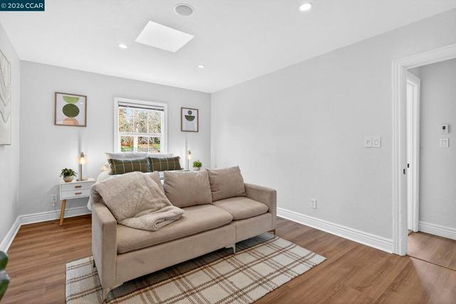 7333 7333 Sunkist Dr, Oakland, CA 94605