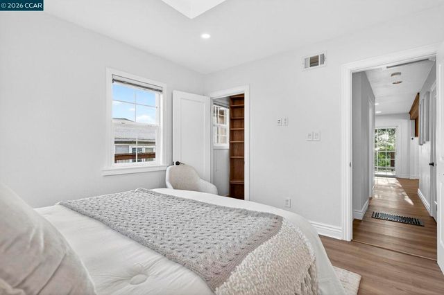 7333 7333 Sunkist Dr, Oakland, CA 94605