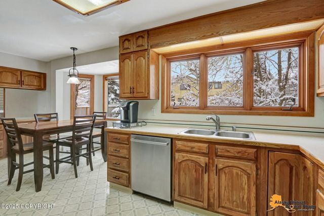 12821 Wellsford Circle, Anchorage, AK 99516