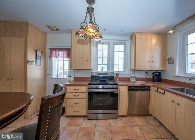 29 ROSELAWN AVE, Lansdowne, PA 19050