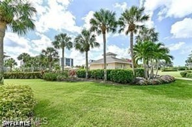 360 Horse Creek DR 107, Naples, FL 34110
