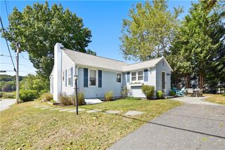 18 Lakeview Drive, Narragansett, RI 02882