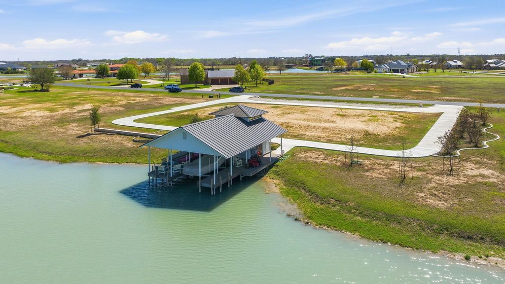 108 Lakeside CV, Martindale, TX 78655