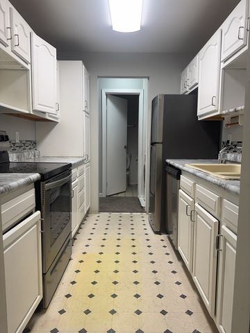 571 Somerset Lane 5, Crystal Lake, IL 60014