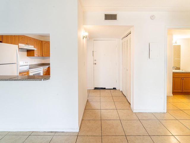 2876 SOMERSET PARK DRIVE 201, Tampa, FL 33613