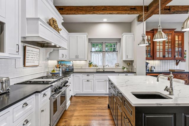 3601 Lerive Way, Chaska, MN 55318