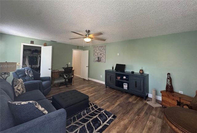 11004 Neptune Dr, Cooper City, FL 33026