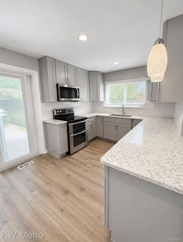 1210 KENILWORTH, Clawson, MI 48017