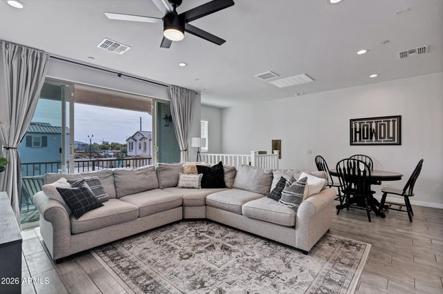 4055 E AMOROSO Drive, Gilbert, AZ 85296