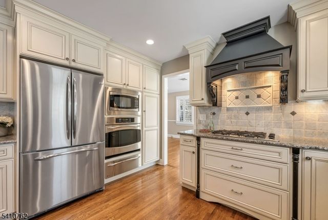 25 Alta Vista Dr, Ringwood Boro, NJ 07456