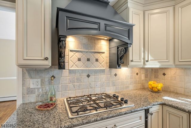 25 Alta Vista Dr, Ringwood Boro, NJ 07456