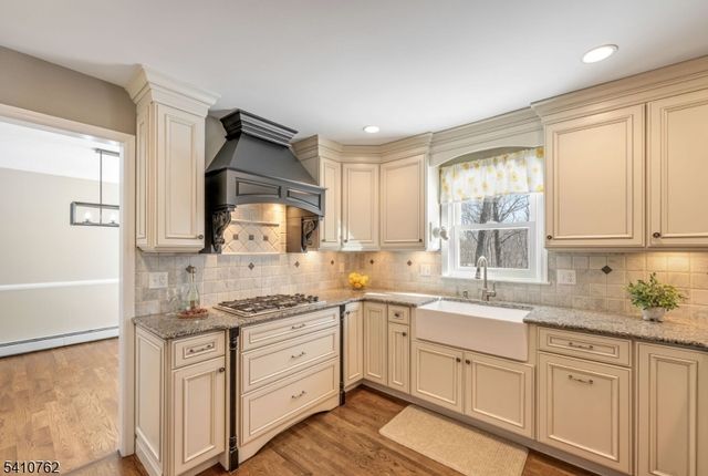 25 Alta Vista Dr, Ringwood Boro, NJ 07456