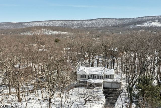 25 Alta Vista Dr, Ringwood Boro, NJ 07456