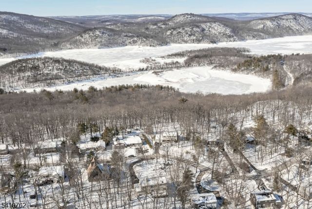 25 Alta Vista Dr, Ringwood Boro, NJ 07456